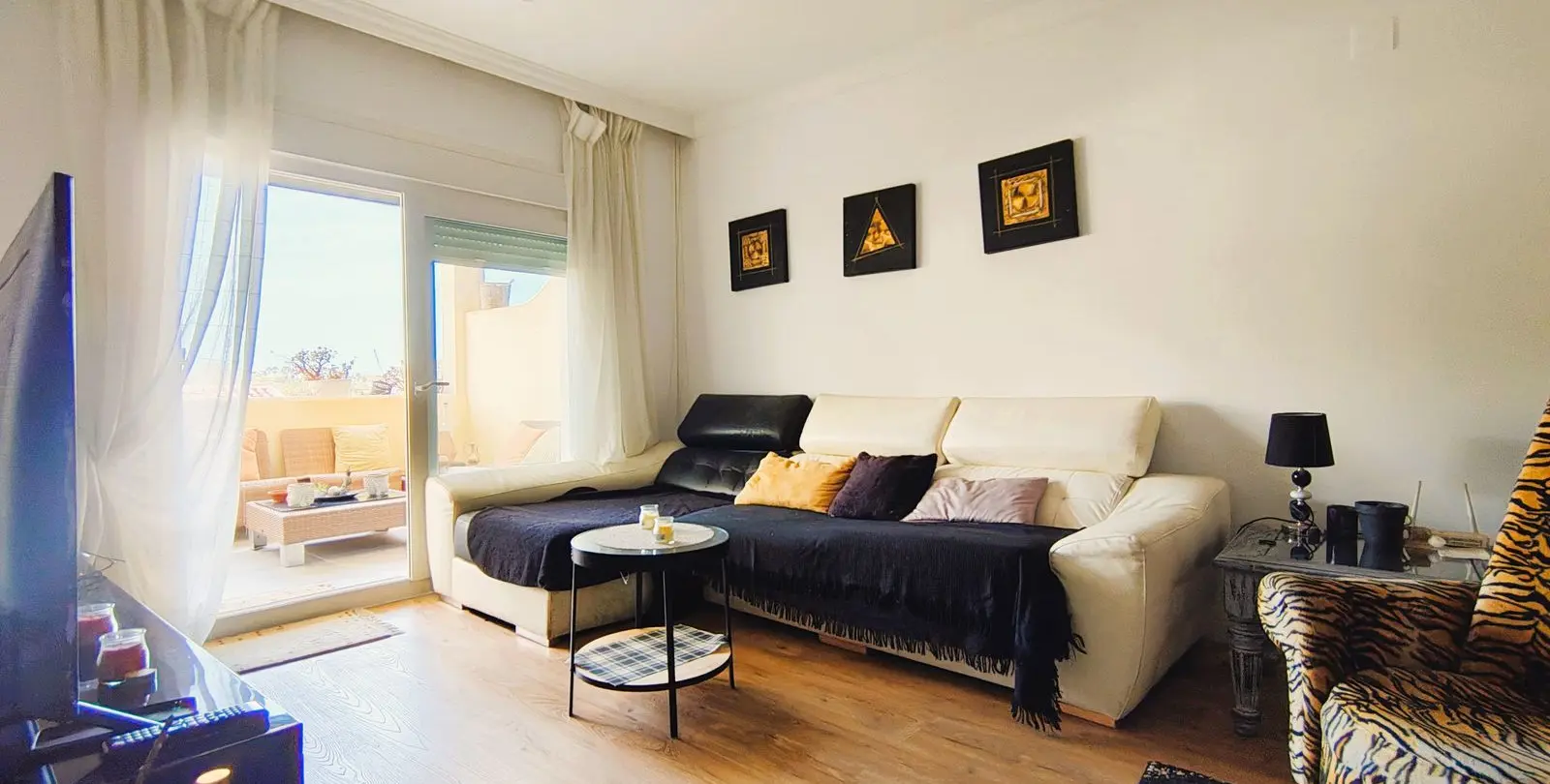 Venta de apartamento en planta media en La Quinta 13