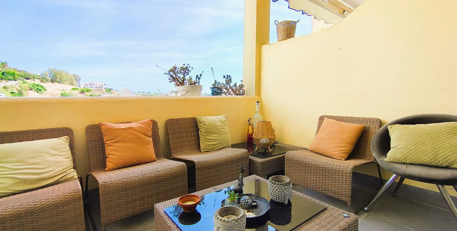Venta de apartamento en planta media en La Quinta 15