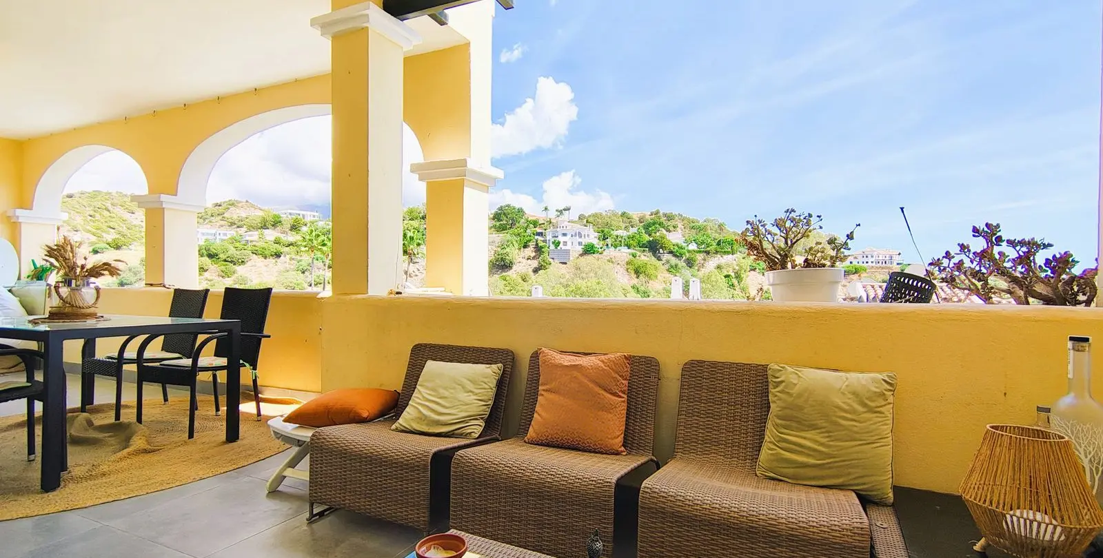 Venta de apartamento en planta media en La Quinta 16