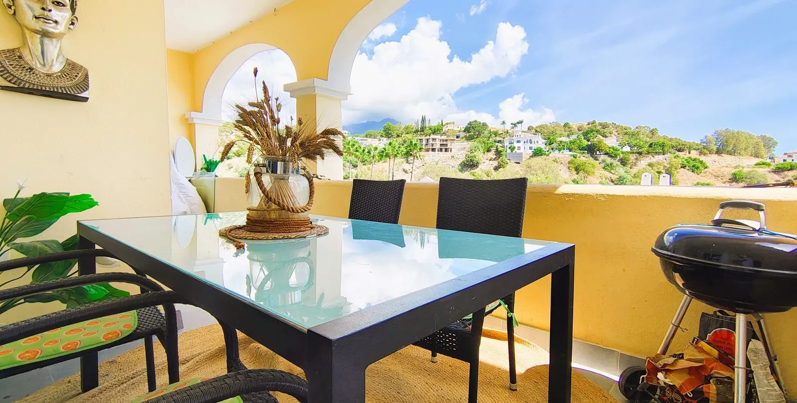 Venta de apartamento en planta media en La Quinta 17