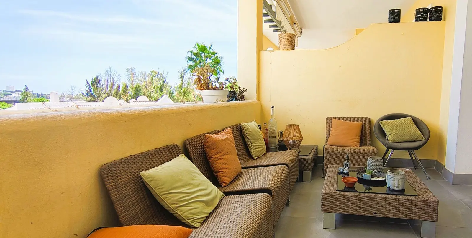 Venta de apartamento en planta media en La Quinta 18