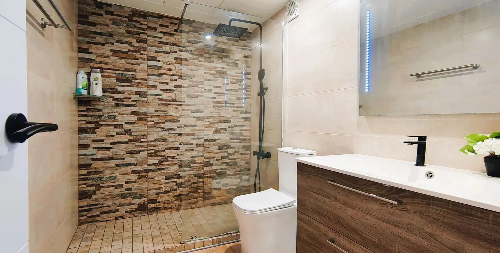 Venta de apartamento en planta media en La Quinta 23