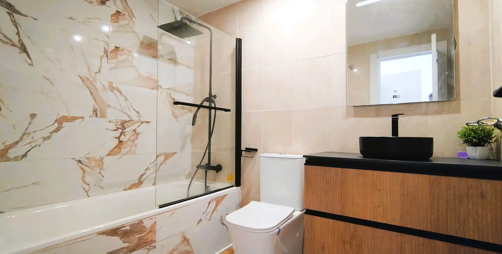 Venta de apartamento en planta media en La Quinta 27