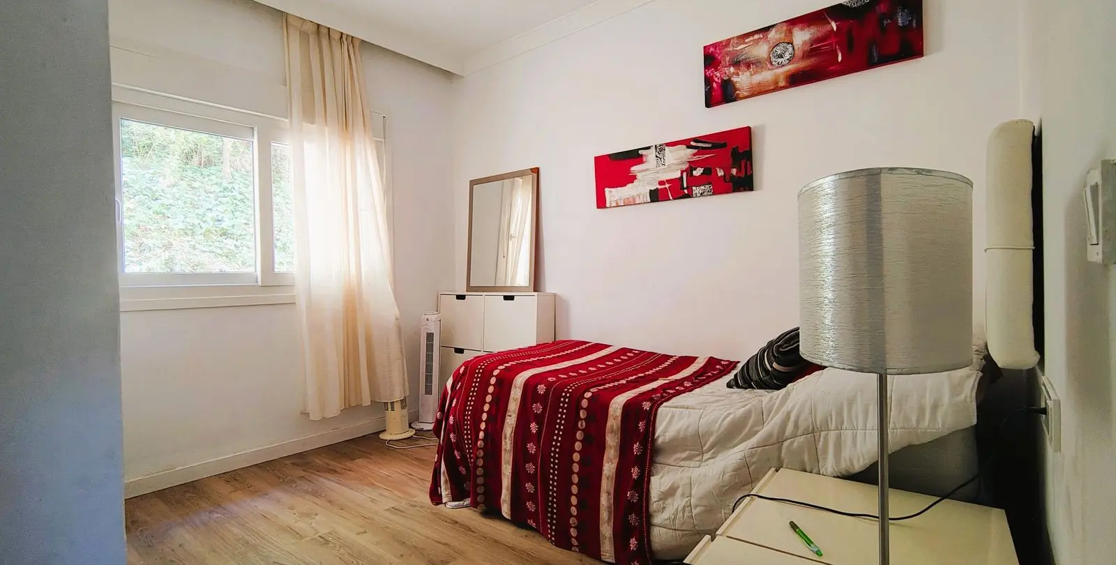 Venta de apartamento en planta media en La Quinta 28