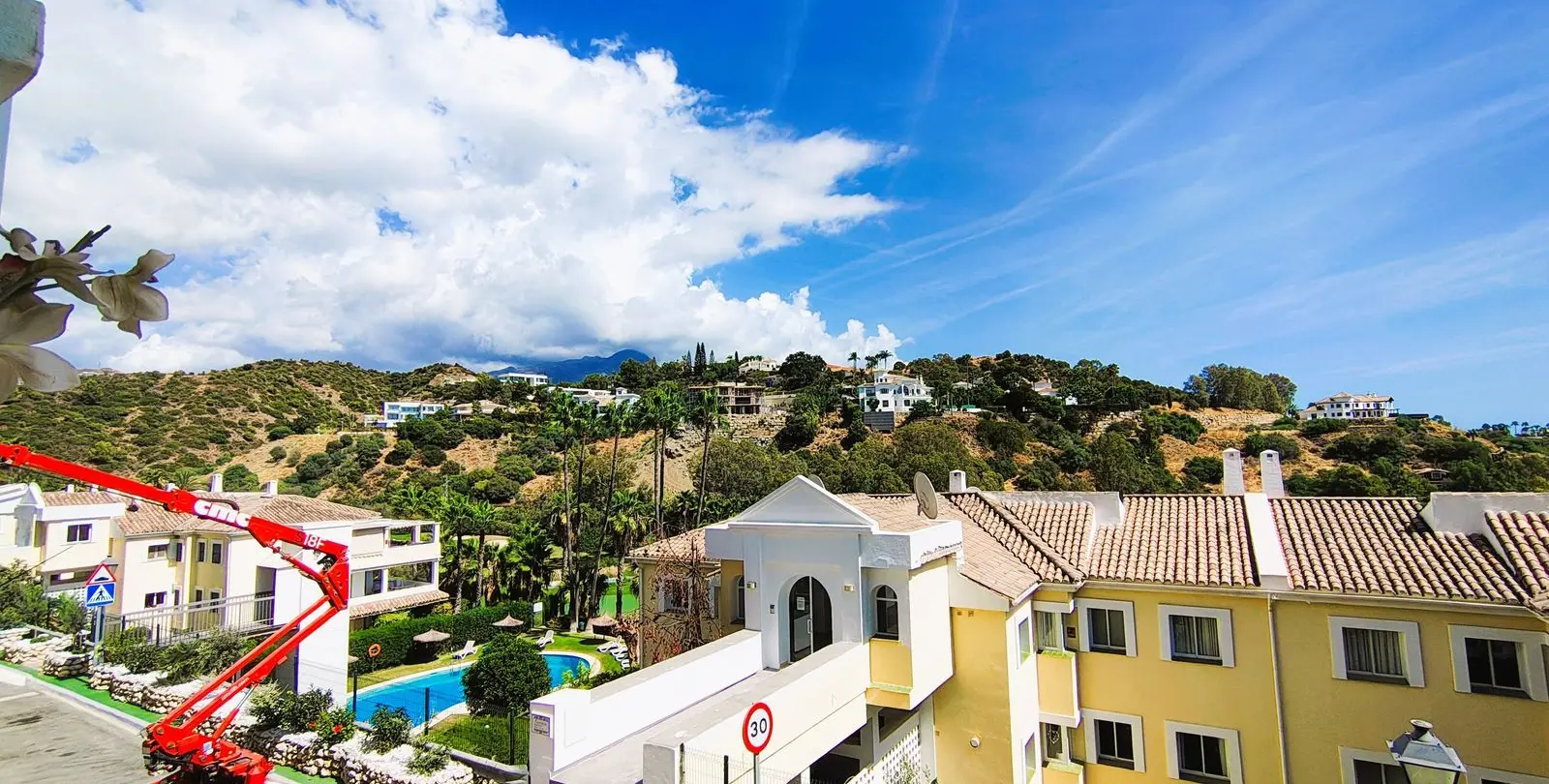 Venta de apartamento en planta media en La Quinta 33