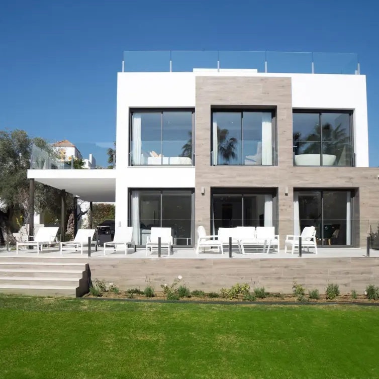 Venta de villa independiente en Nueva Andalucía