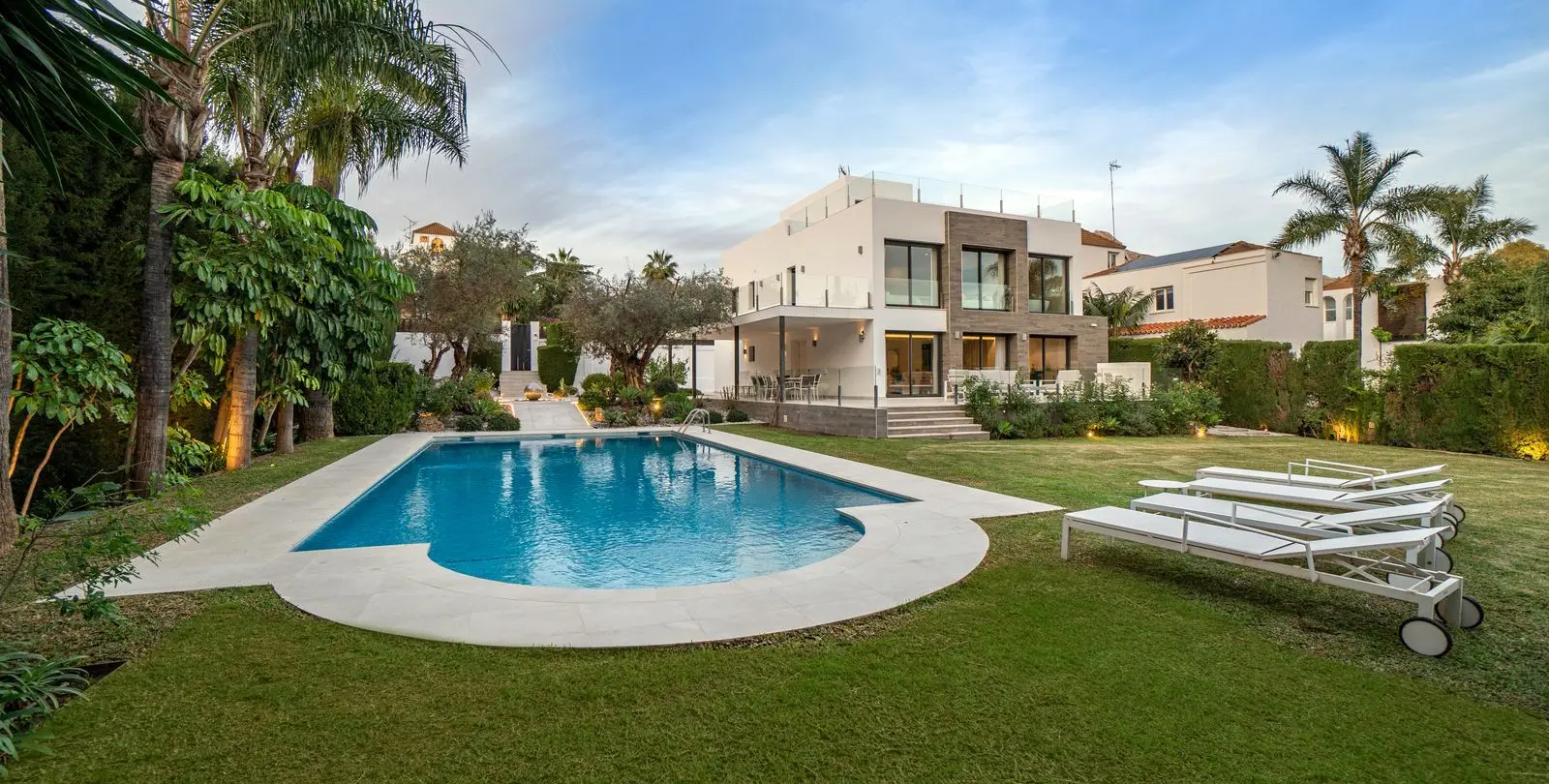 Venta de villa independiente en Nueva Andalucía 15