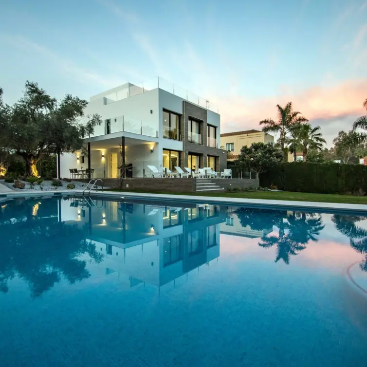 Venta de villa independiente en Nueva Andalucía
