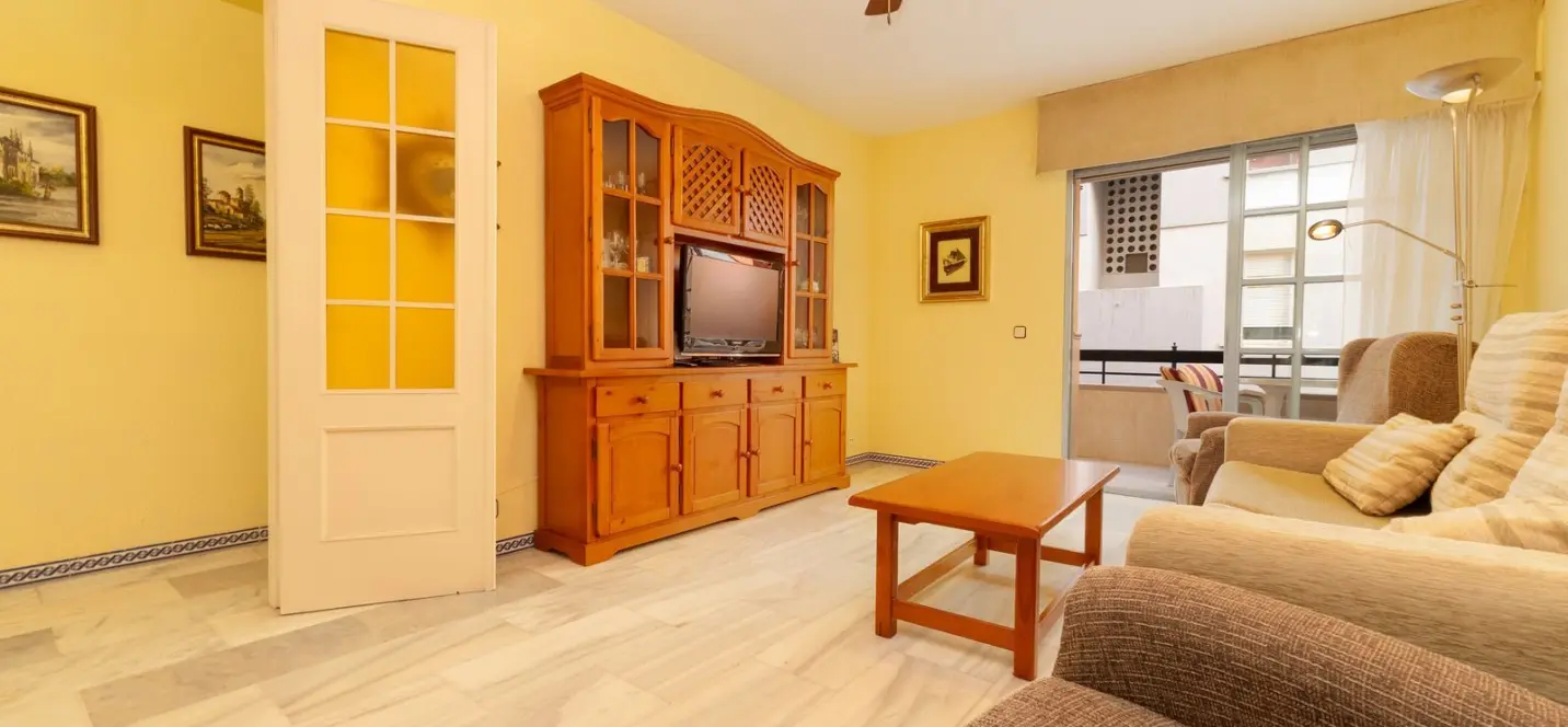 Sale of middle floor apartment in Fuengirola 1