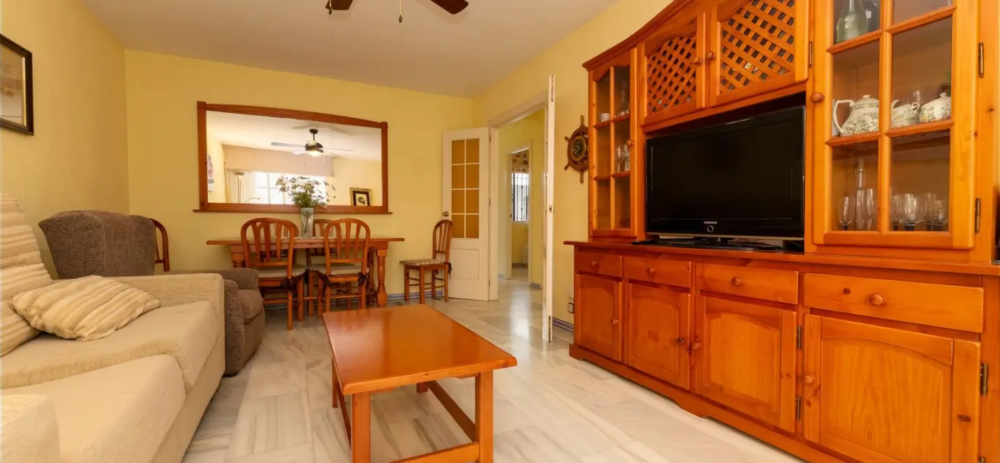 Sale of middle floor apartment in Fuengirola 2