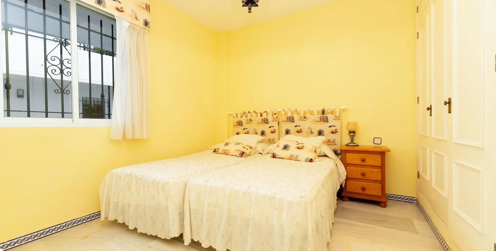 Sale of middle floor apartment in Fuengirola 12