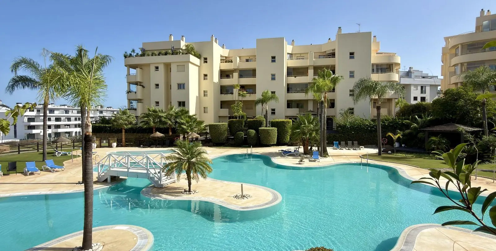 Venta de apartamento en planta media en El Faro 1