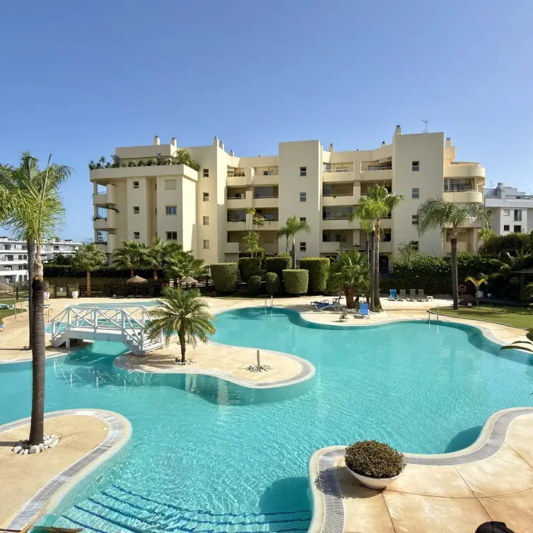 Venta de apartamento en planta media en El Faro