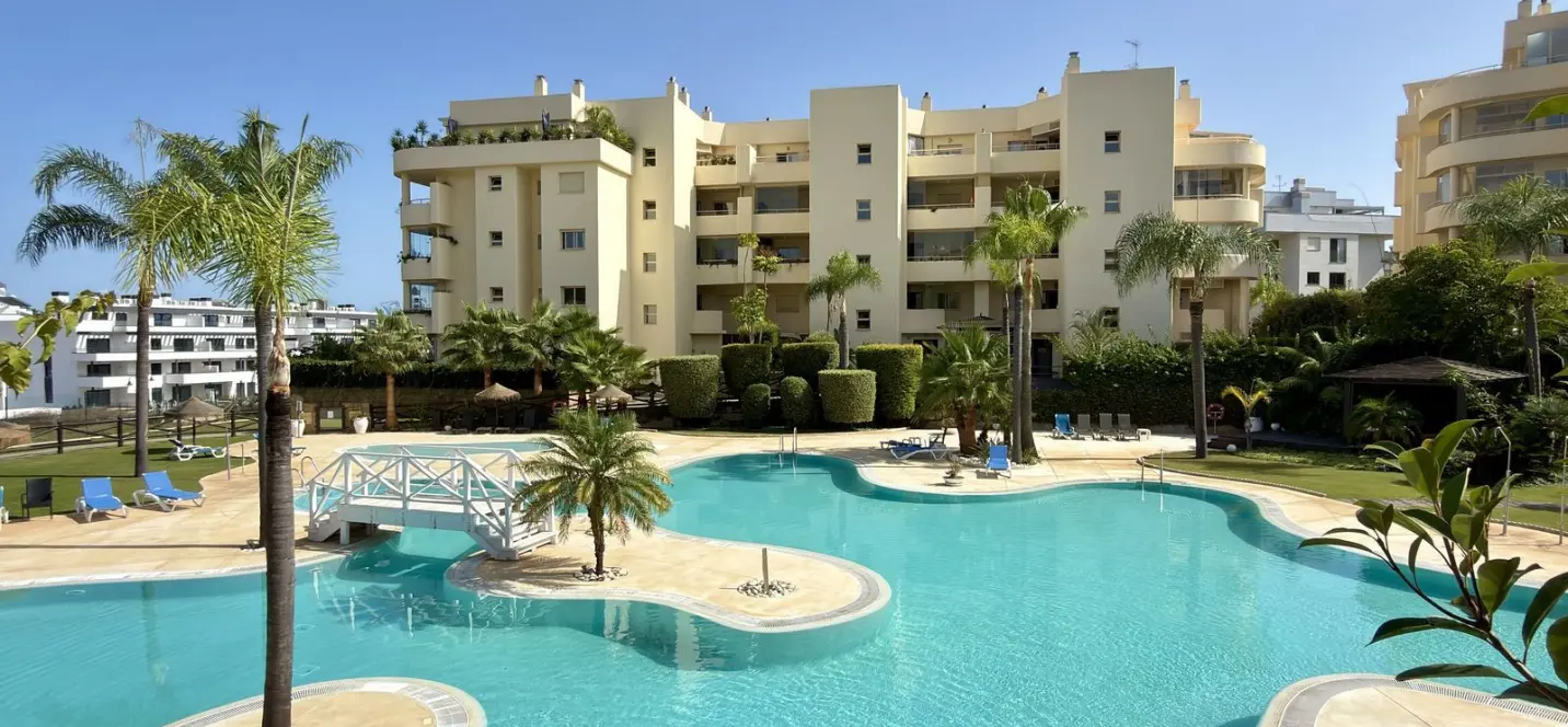 Venta de apartamento en planta media en El Faro 0