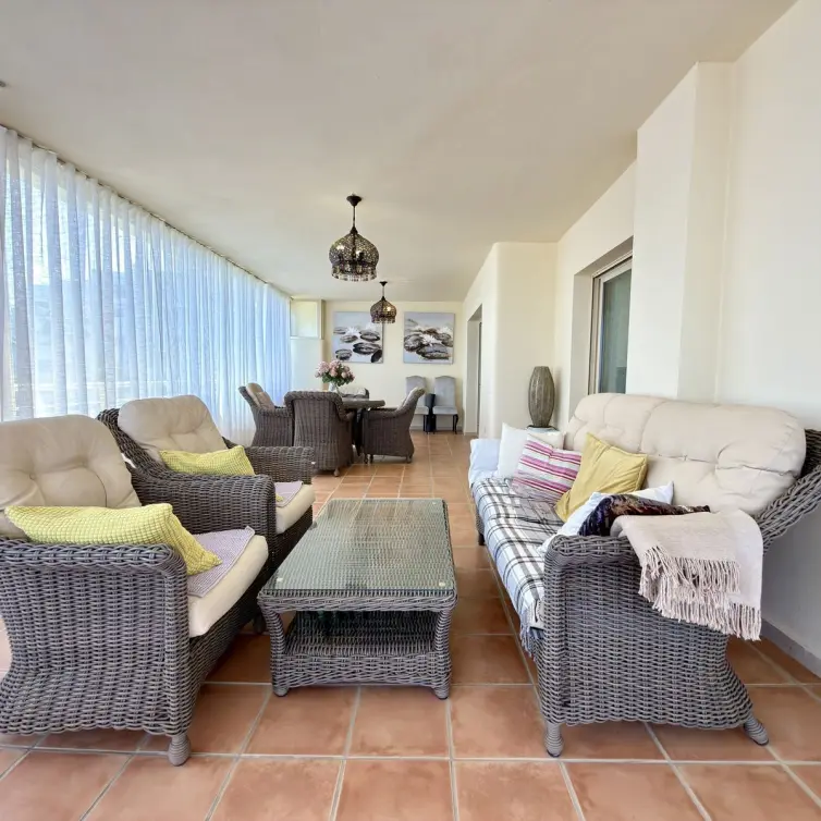 Venta de apartamento en planta media en El Faro