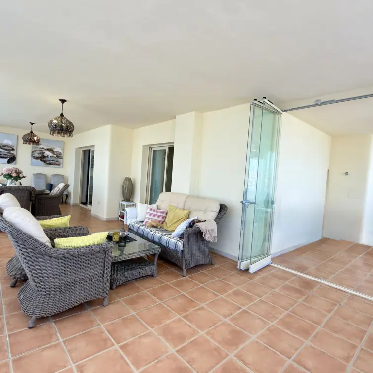 Venta de apartamento en planta media en El Faro