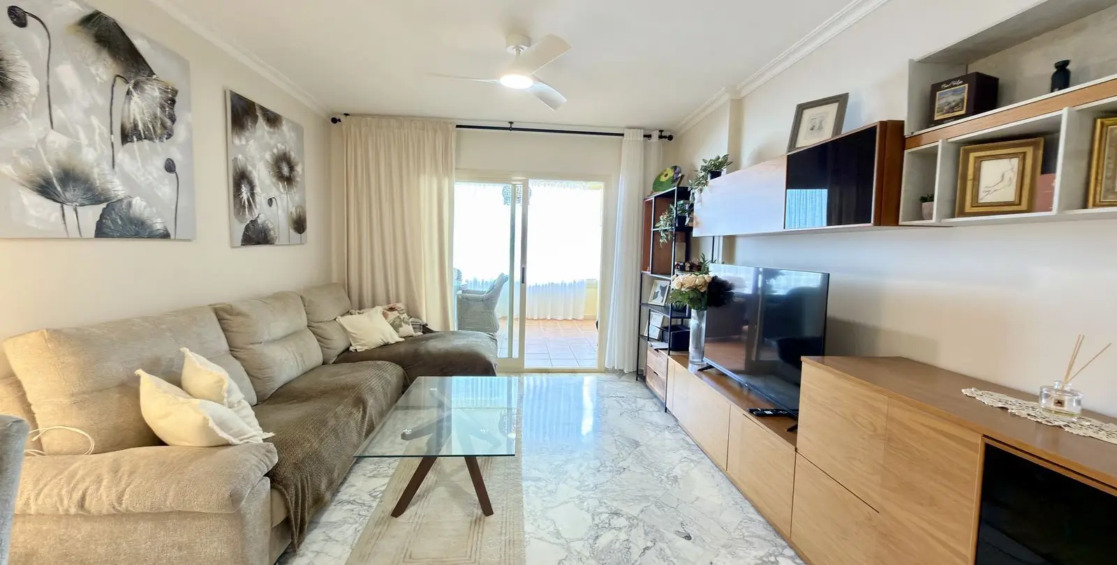 Venta de apartamento en planta media en El Faro 16