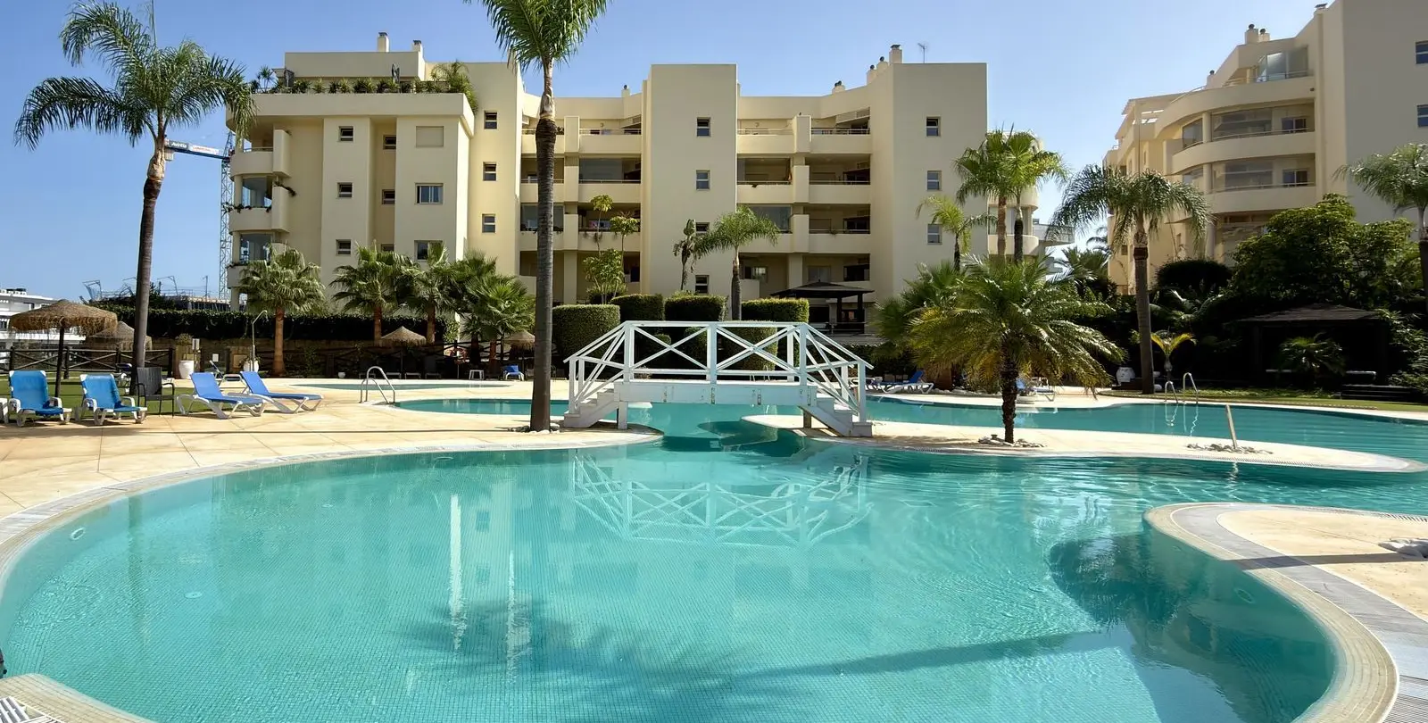 Venta de apartamento en planta media en El Faro 22