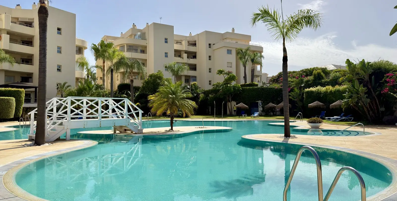 Venta de apartamento en planta media en El Faro 23
