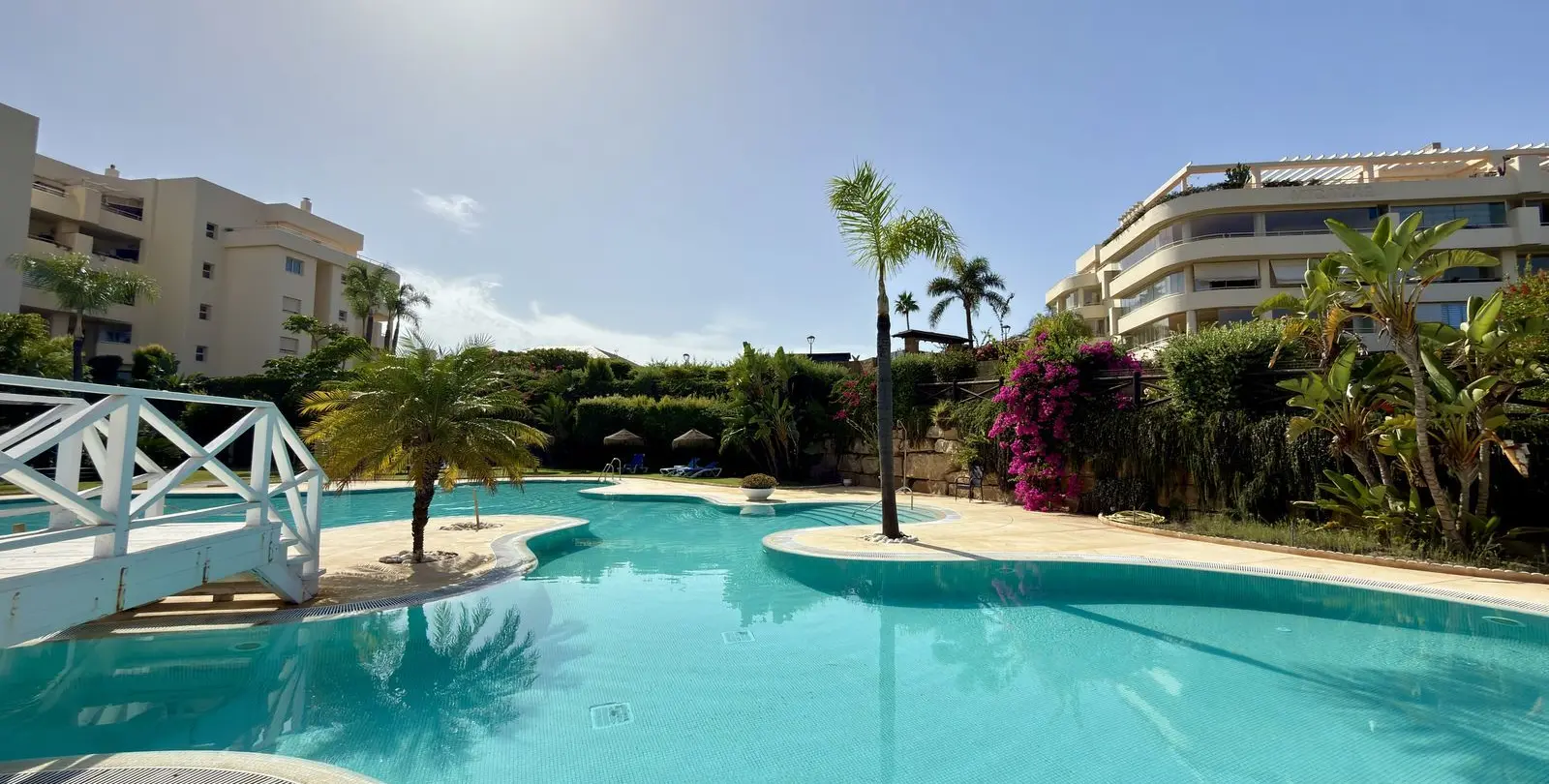 Venta de apartamento en planta media en El Faro 24