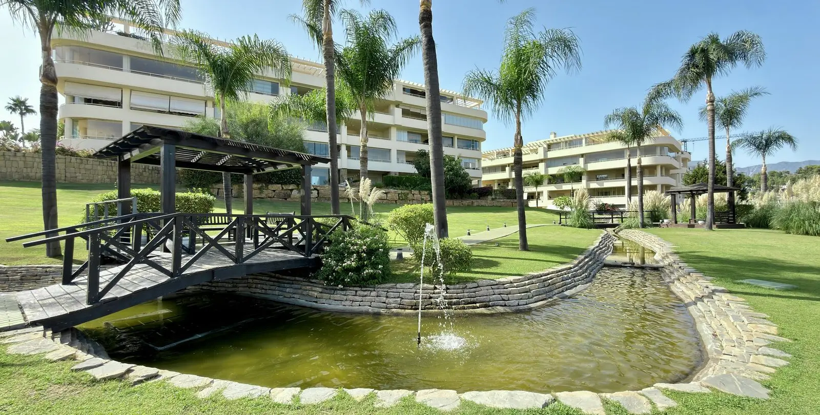 Venta de apartamento en planta media en El Faro 25