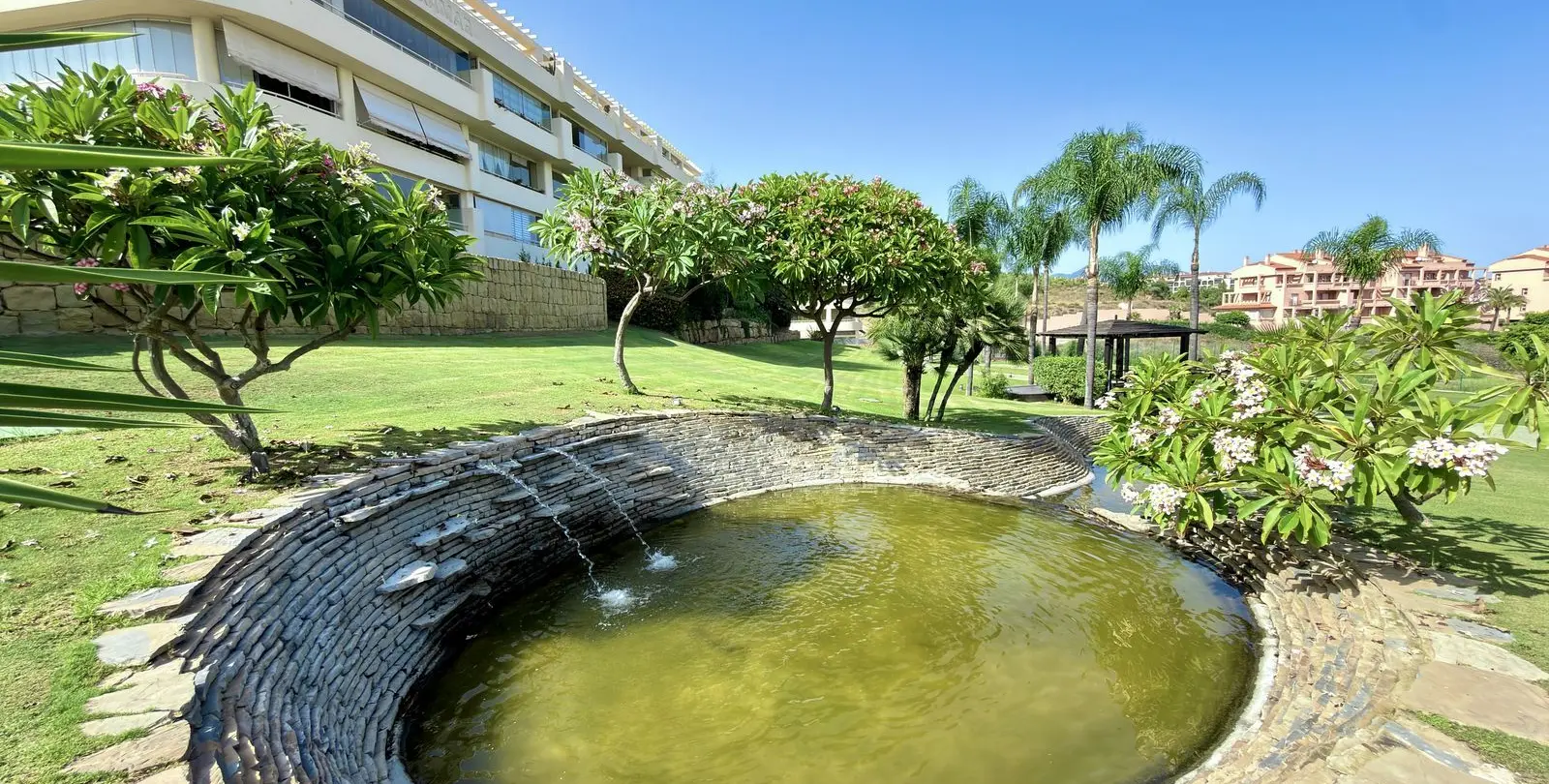 Venta de apartamento en planta media en El Faro 27