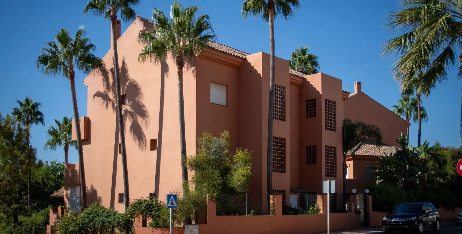 Продажа апартаментов на среднем этаже в Estepona 1