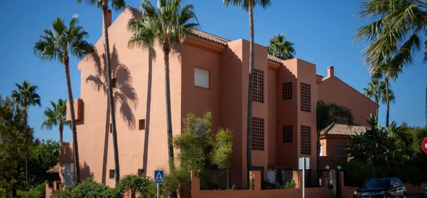 Продажа апартаментов на среднем этаже в Estepona 0