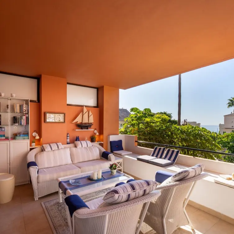 Продажа апартаментов на среднем этаже в Estepona
