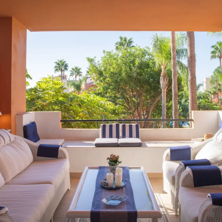 Продажа апартаментов на среднем этаже в Estepona