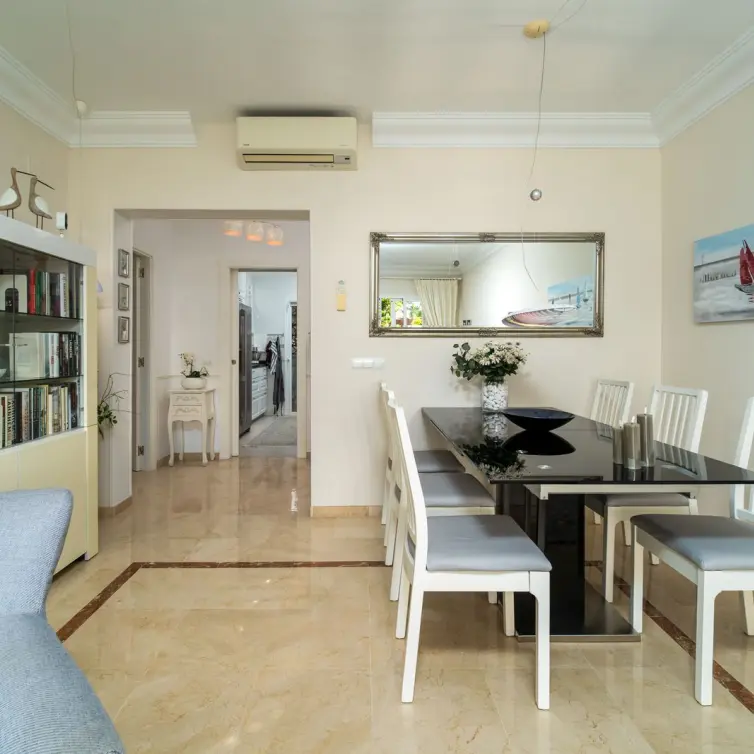 Продажа апартаментов на среднем этаже в Estepona