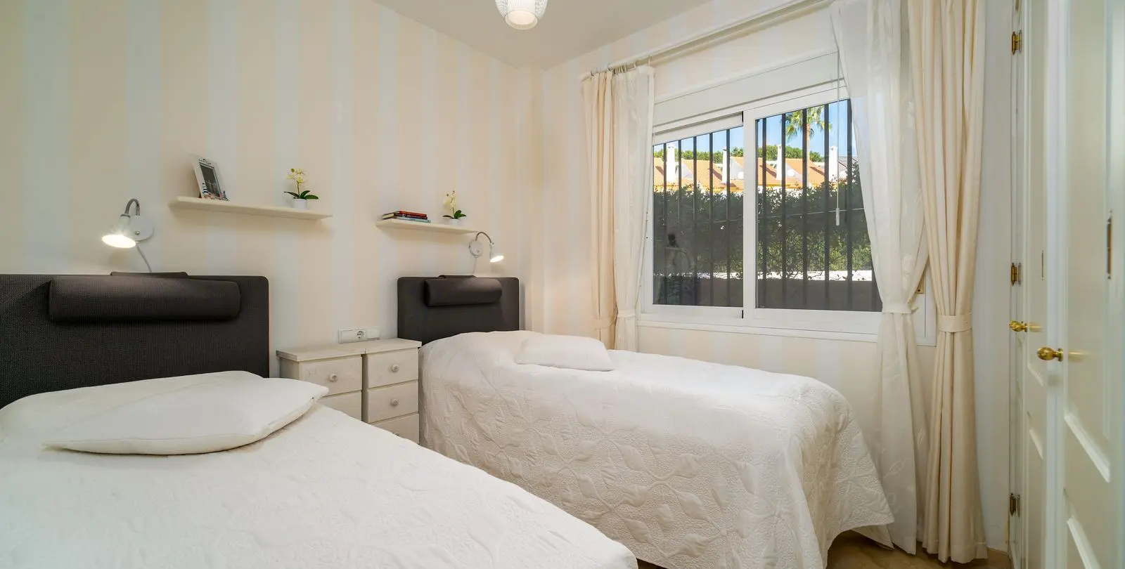 Продажа апартаментов на среднем этаже в Estepona 12