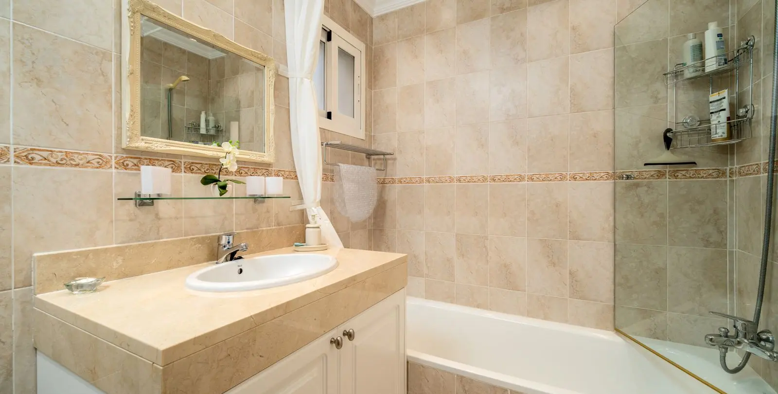 Продажа апартаментов на среднем этаже в Estepona 13