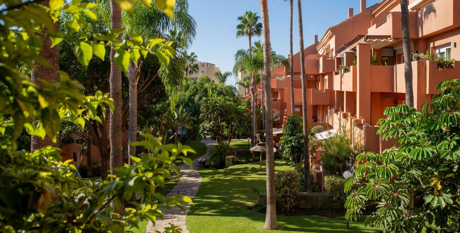 Продажа апартаментов на среднем этаже в Estepona 18