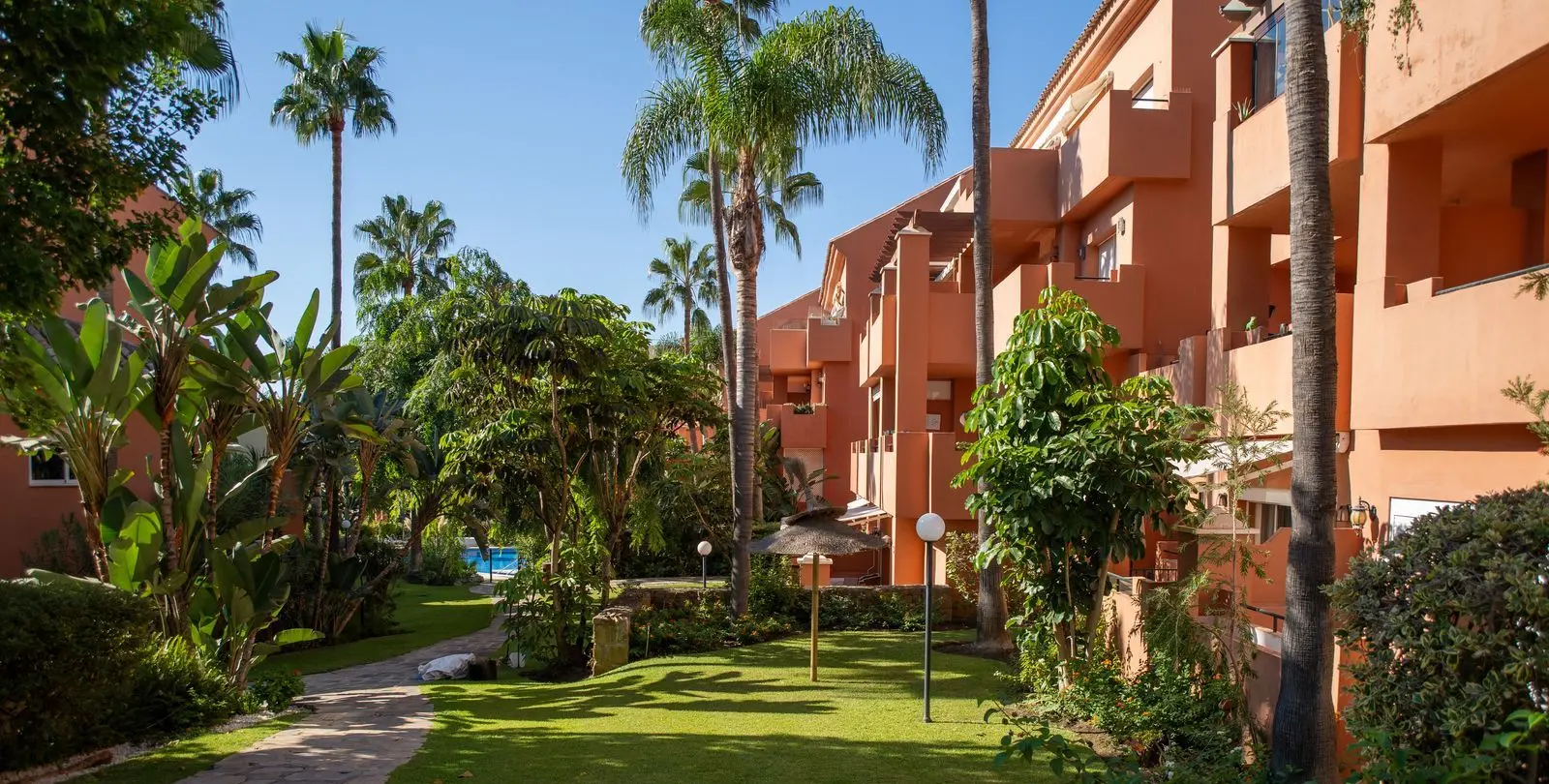 Продажа апартаментов на среднем этаже в Estepona 21