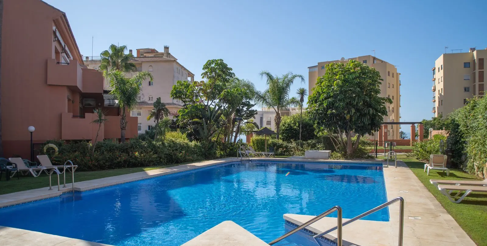 Продажа апартаментов на среднем этаже в Estepona 23