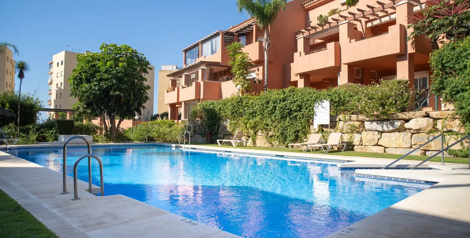 Продажа апартаментов на среднем этаже в Estepona 24