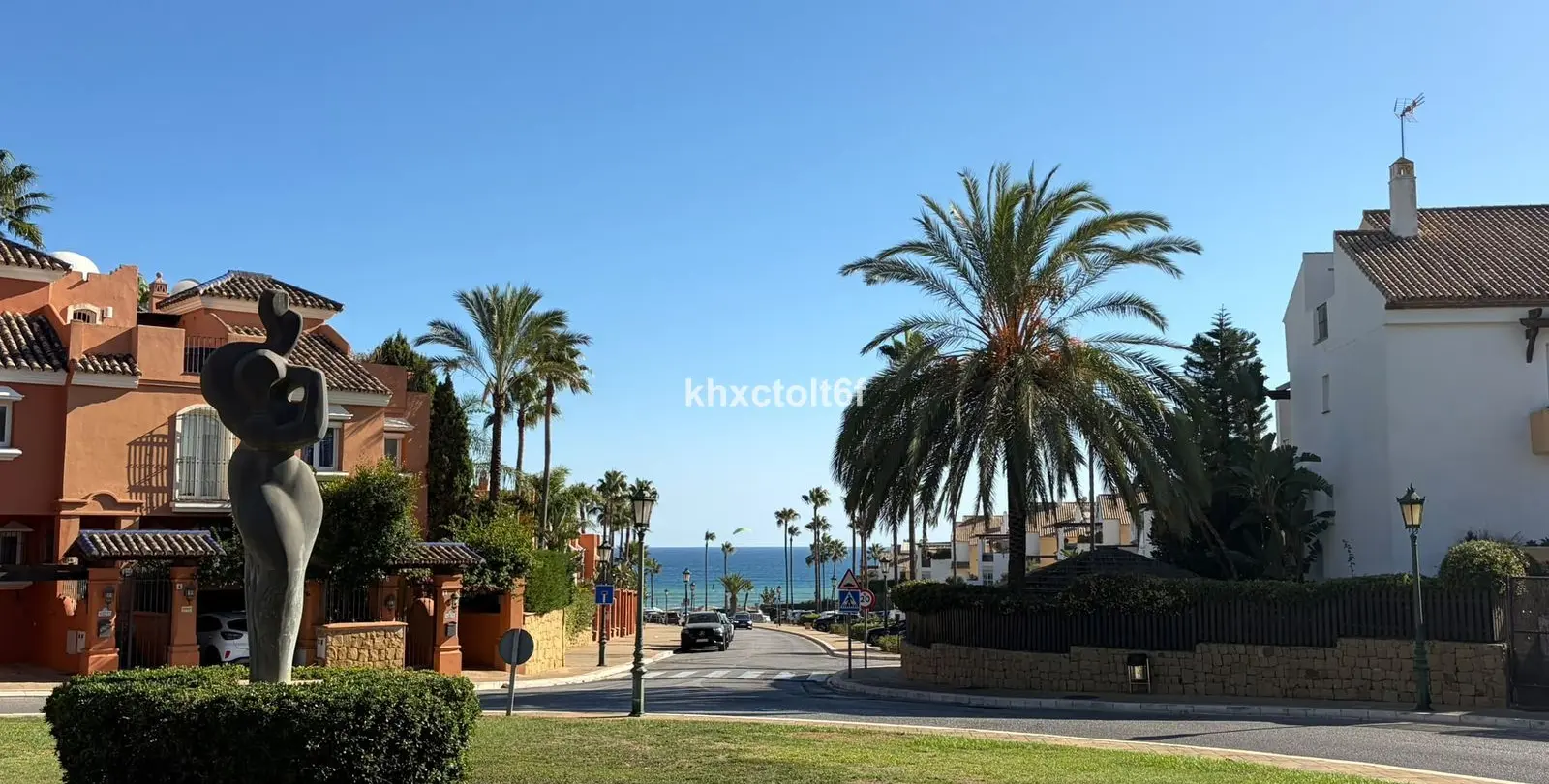Venta de apartamento en planta media en Bahía de Marbella 1