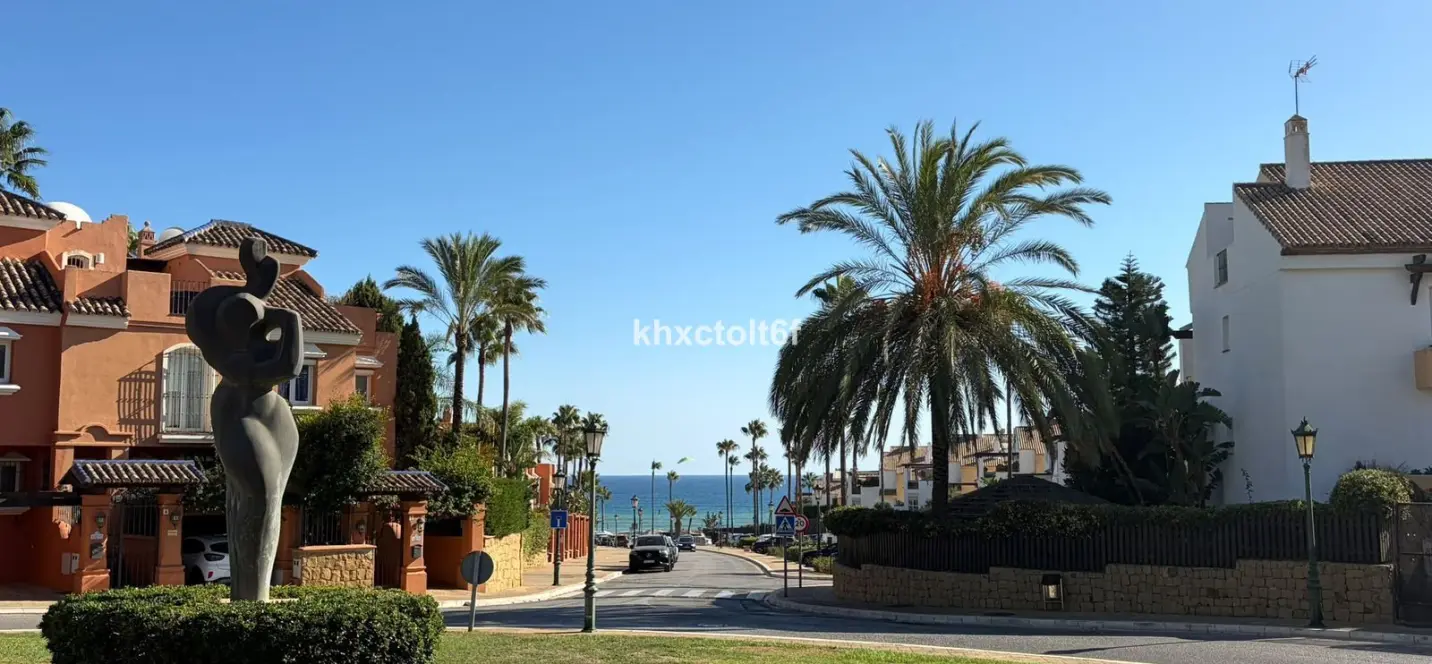 Venta de apartamento en planta media en Bahía de Marbella 0