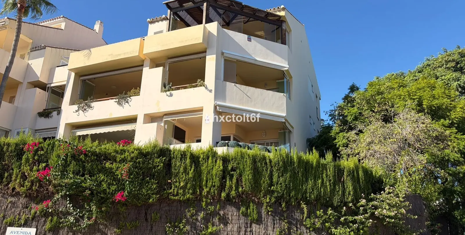 Venta de apartamento en planta media en Bahía de Marbella 2