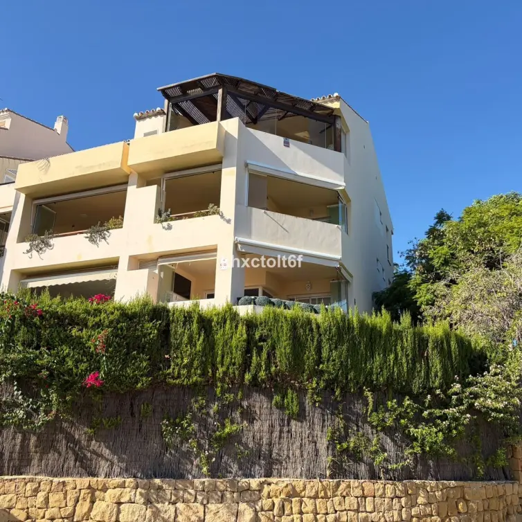 Venta de apartamento en planta media en Bahía de Marbella