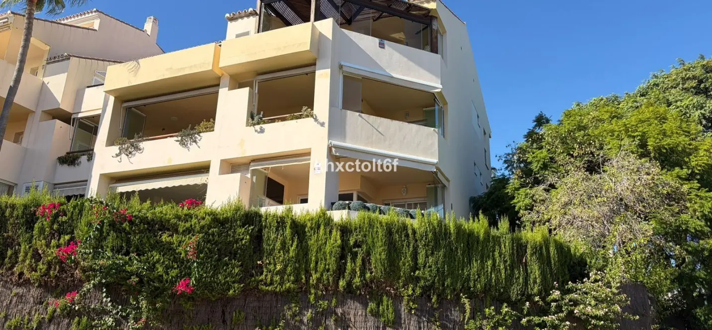 Venta de apartamento en planta media en Bahía de Marbella 1