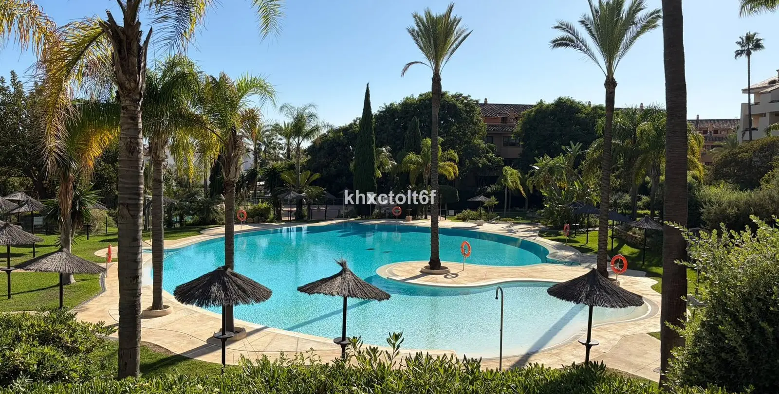 Venta de apartamento en planta media en Bahía de Marbella 3