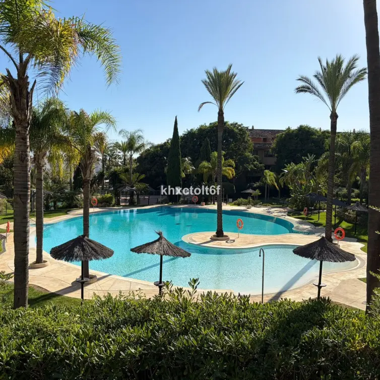 Venta de apartamento en planta media en Bahía de Marbella