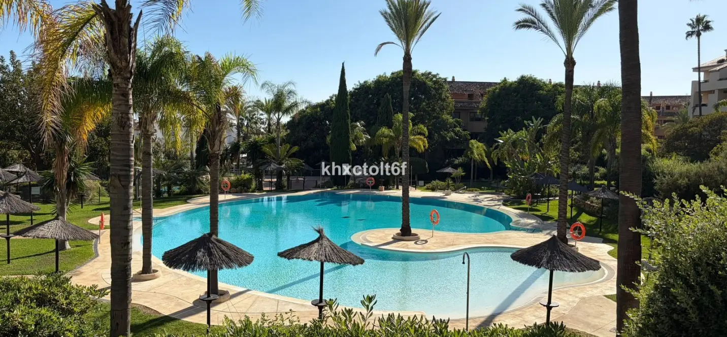 Venta de apartamento en planta media en Bahía de Marbella 2