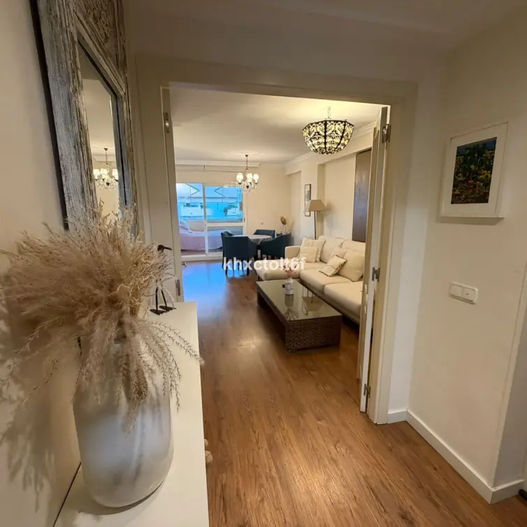 Venta de apartamento en planta media en Bahía de Marbella