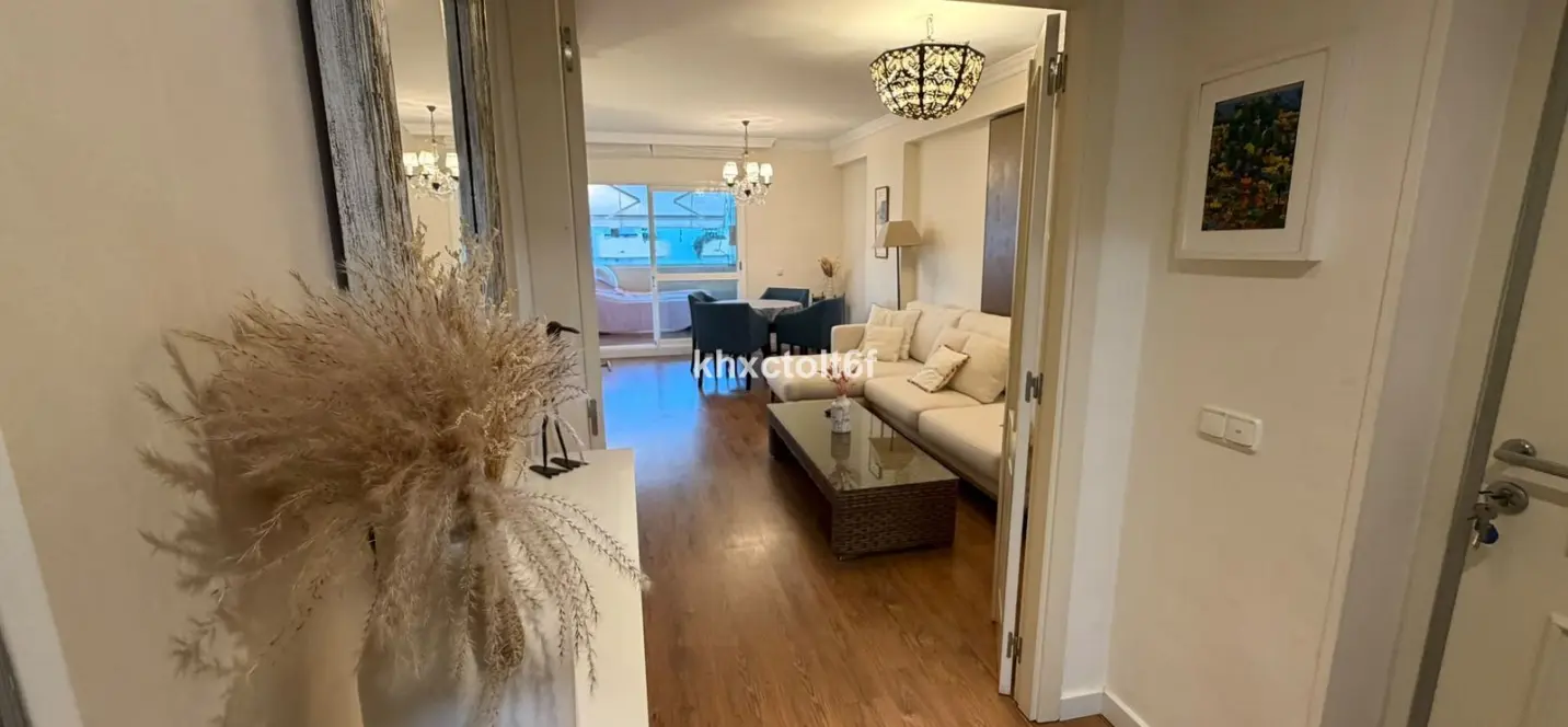 Venta de apartamento en planta media en Bahía de Marbella 4