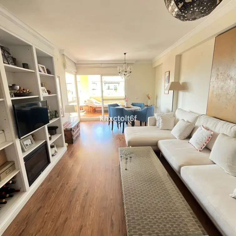 Venta de apartamento en planta media en Bahía de Marbella