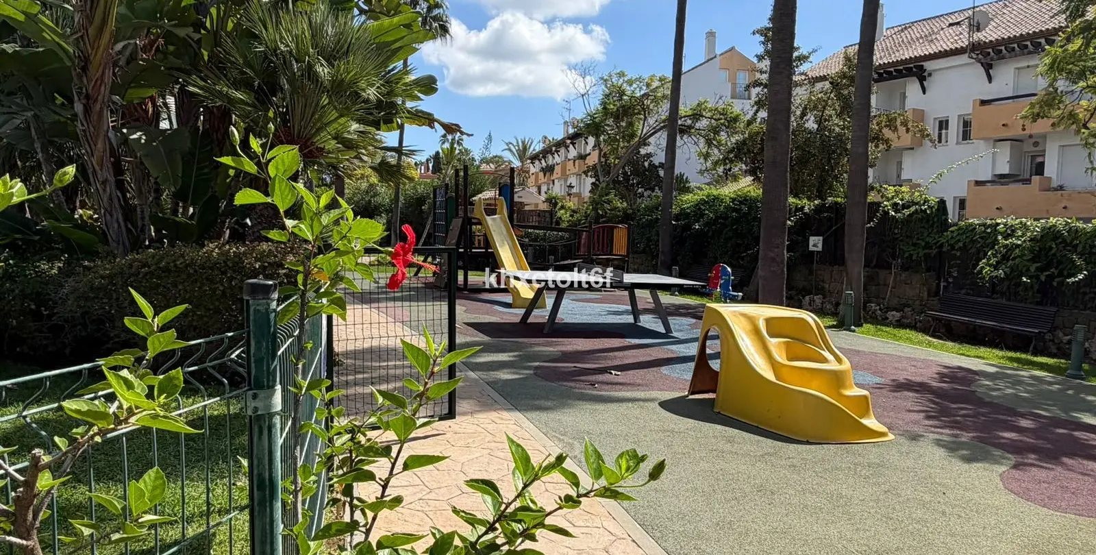 Venta de apartamento en planta media en Bahía de Marbella 32