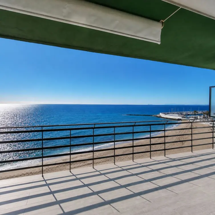 Venta de apartamento en planta media en Marbella